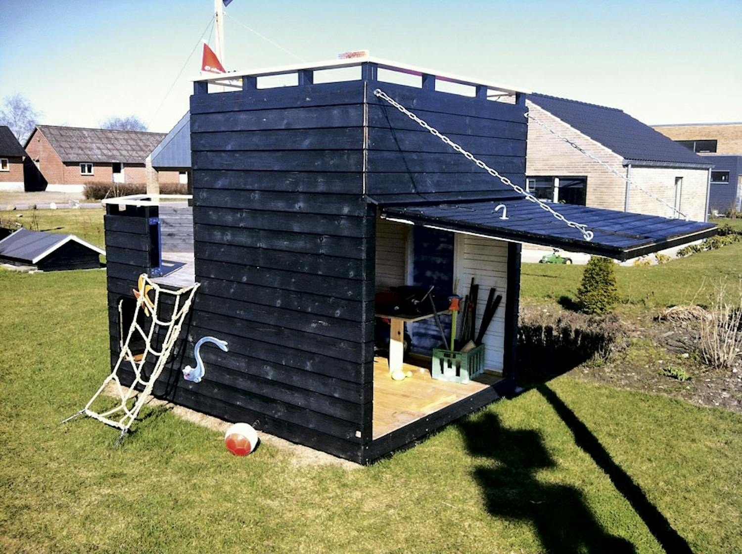 Agterenden kan åbnes som en kæmpe lem, der sættes fast med en krog, og der er fri adgang til legehuset, der også kan bruges som shelter. Skur legehus